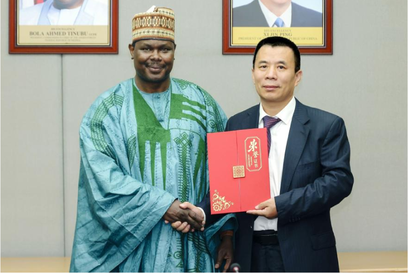 尼日利亚联邦共和国驻华大使巴巴加纳·瓦基勒阁下与华夏药王董事长握手合影