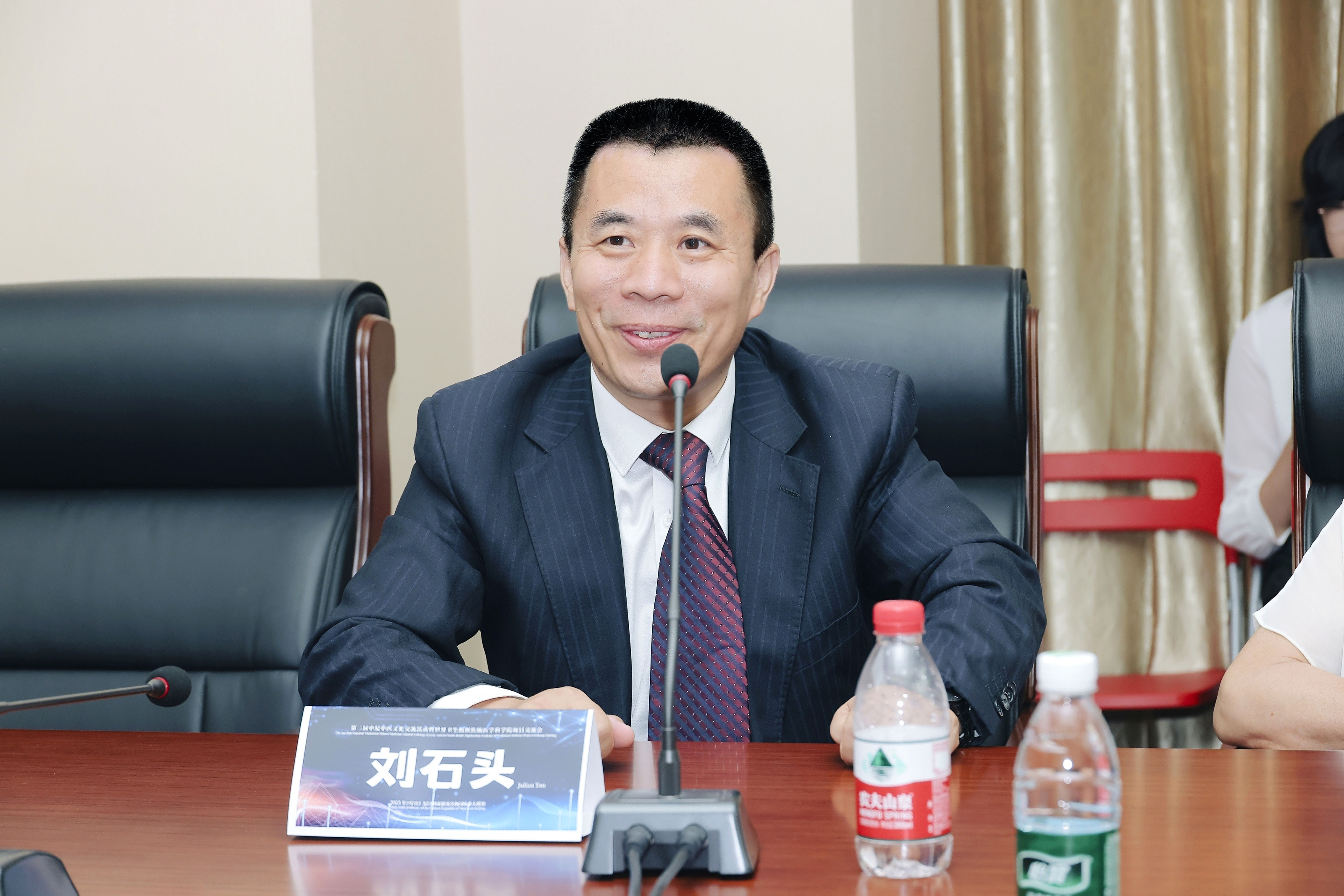 图2：华夏药王董事长刘石头向与会嘉宾阐述品牌愿景与初心